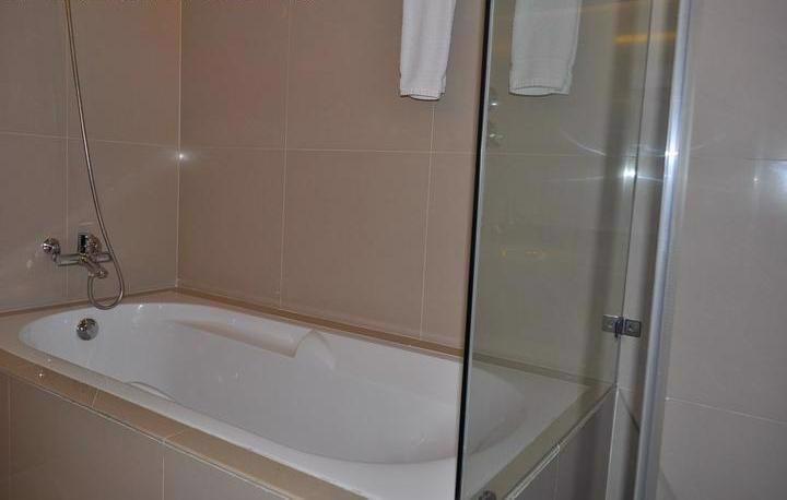 ava-residence-1-bedroom-serviced-apartment-2395-detail-51634956382470.jpg